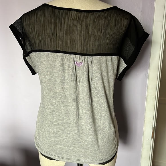 Roxy Heathered grey and black sheer mixed materials short sleeve blouse. - Picture 4 of 7